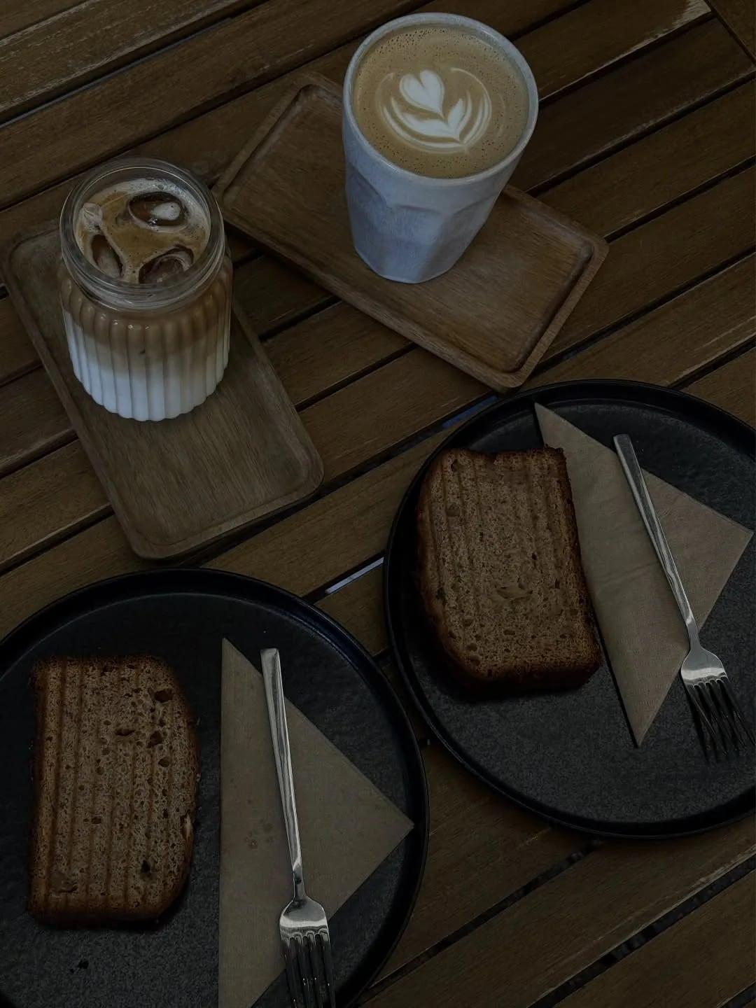Kaffee und Bananenbrot auf einem Holztisch